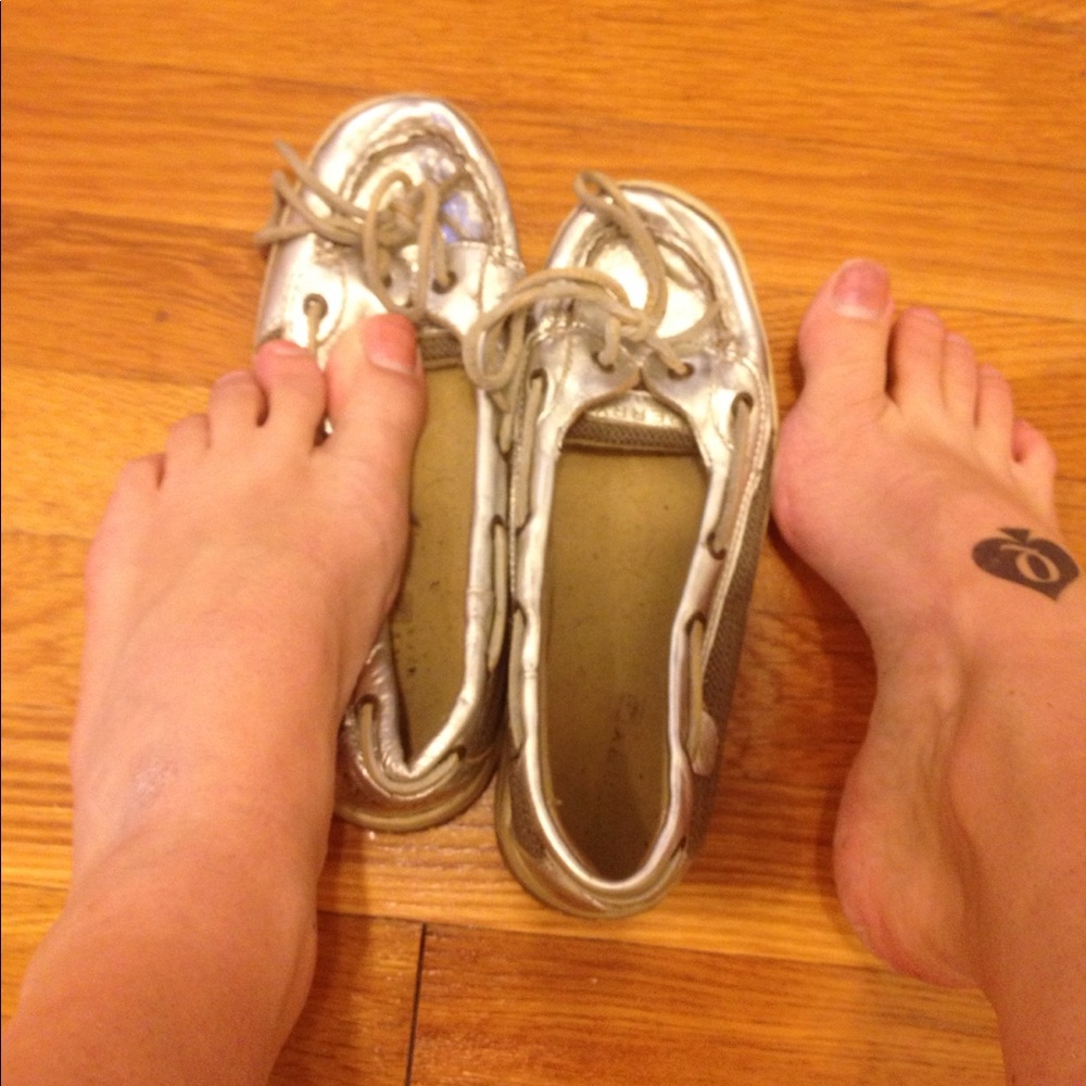 Extremely used women's shoes, well-worn flats s.5